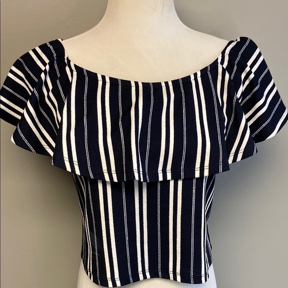 AKIRA White and Black Ruffled Flutter Sleeve Crop Top - Picture 3 of 7